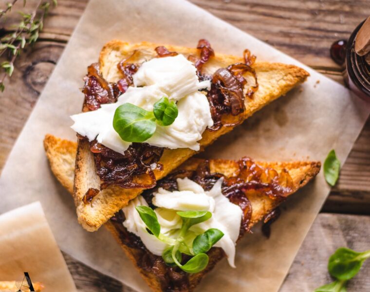 Tost s karameliziranim lukom