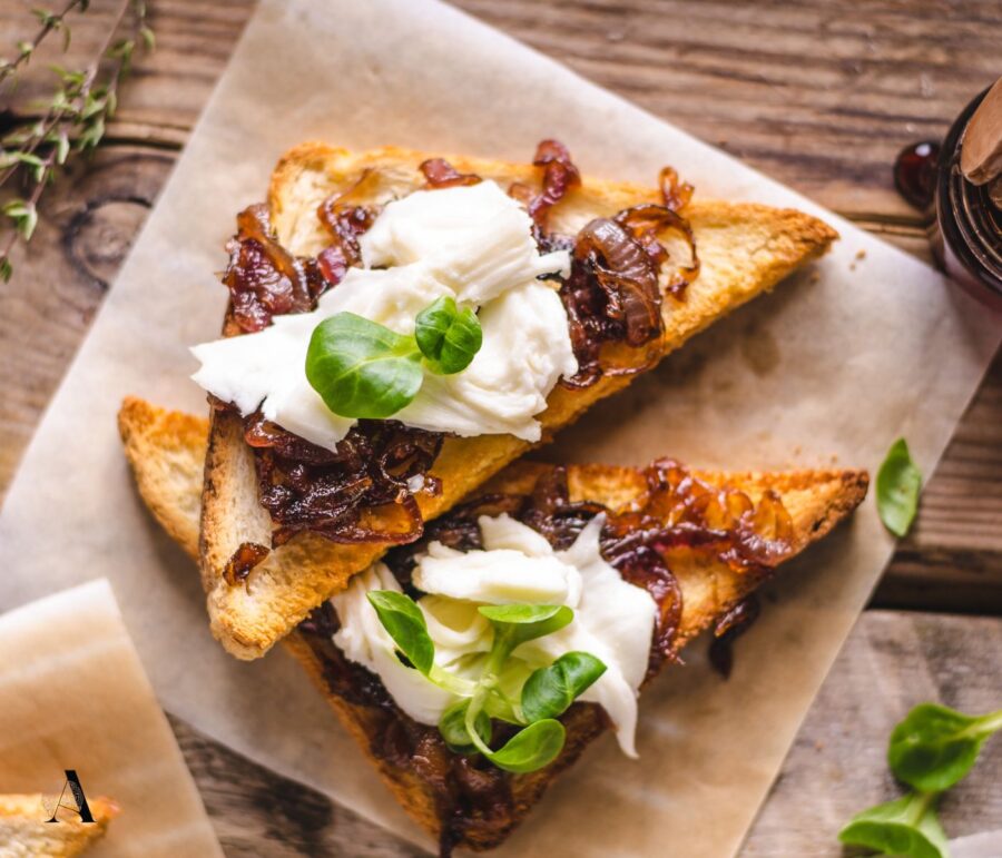 Tost s karameliziranim lukom