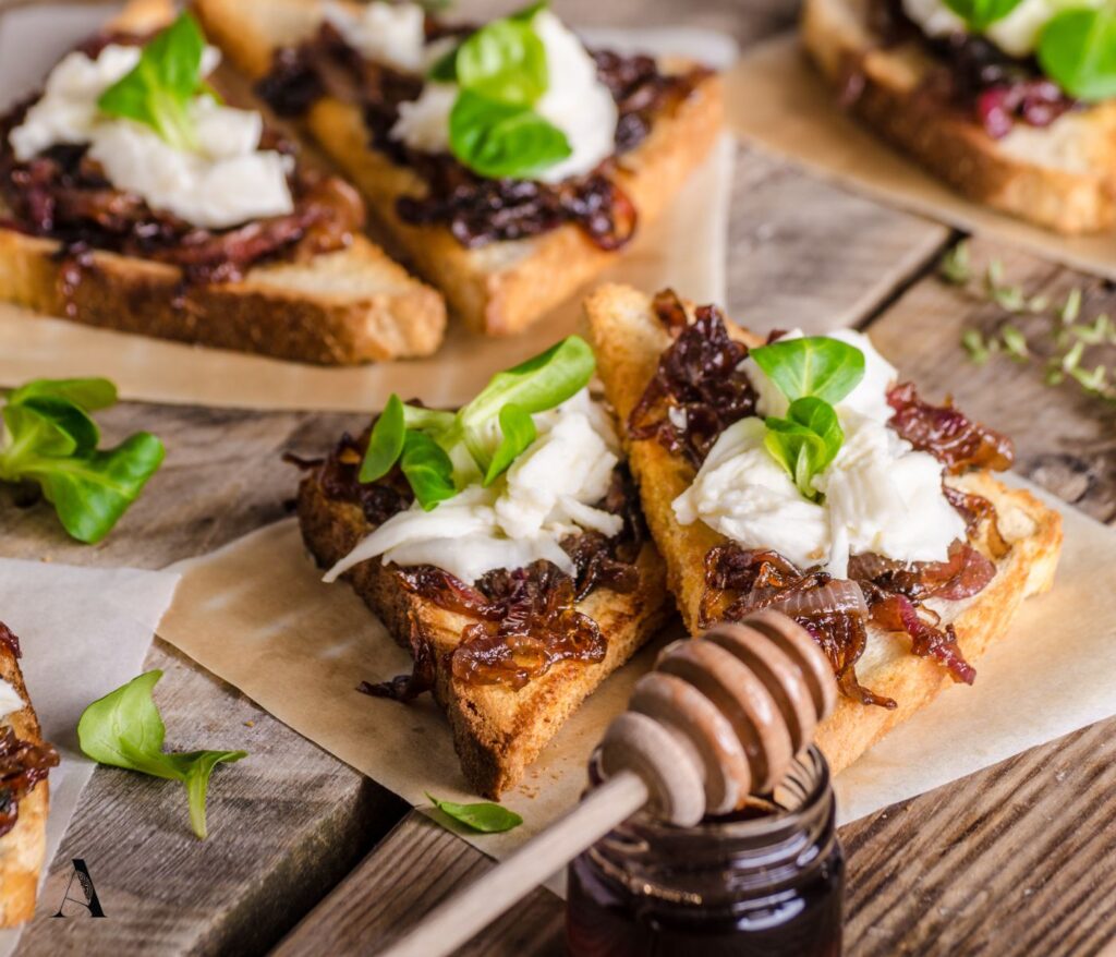 Tost s karameliziranim lukom