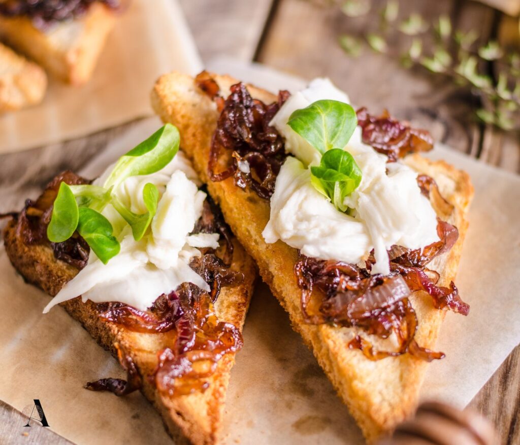 Tost s karameliziranim lukom