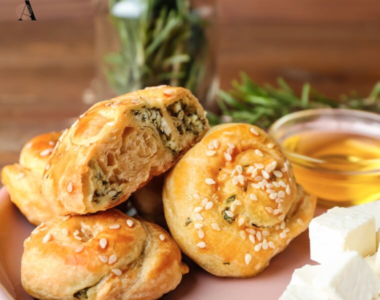 Hrskavo punjeno pecivo s porilukom i feta sirom