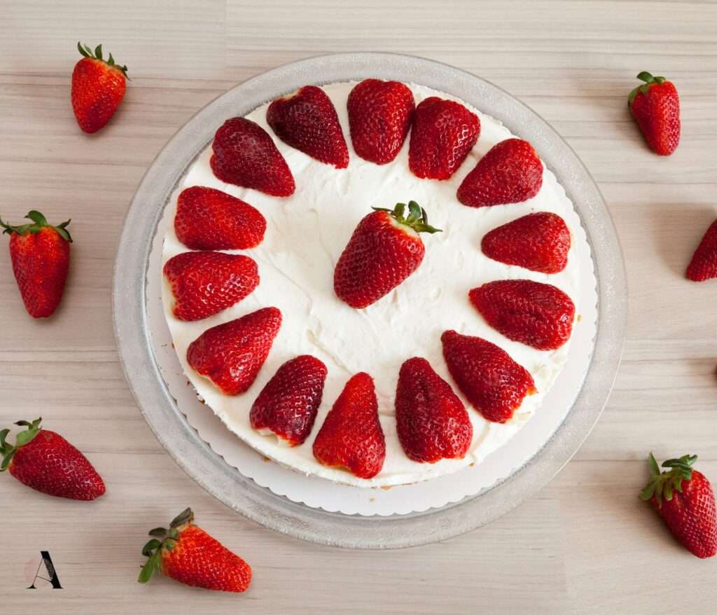 Brzi kolač od jogurta s jagodama