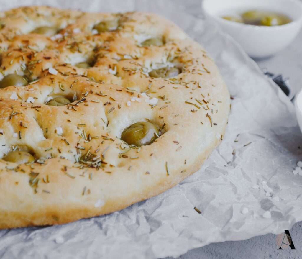Brza focaccia s maslinama i ružmarinom