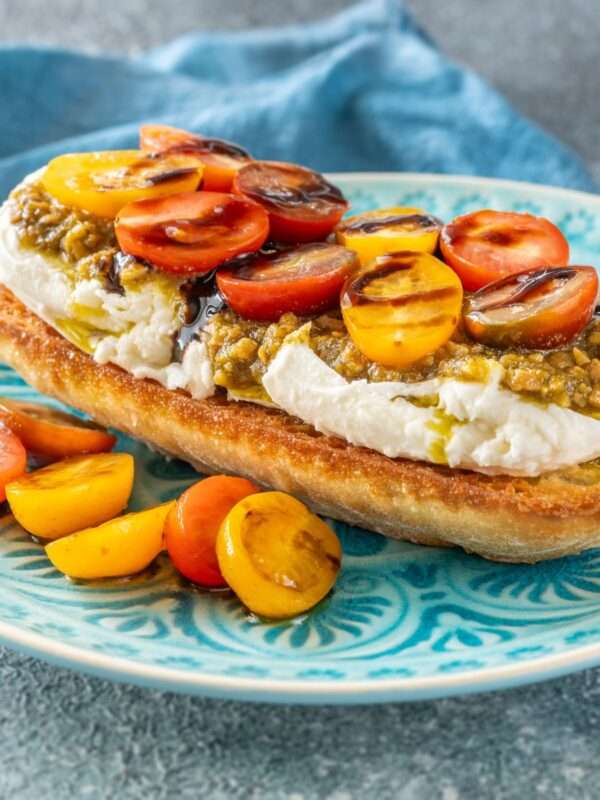 bruschette s burratom i pečenim rajčicama