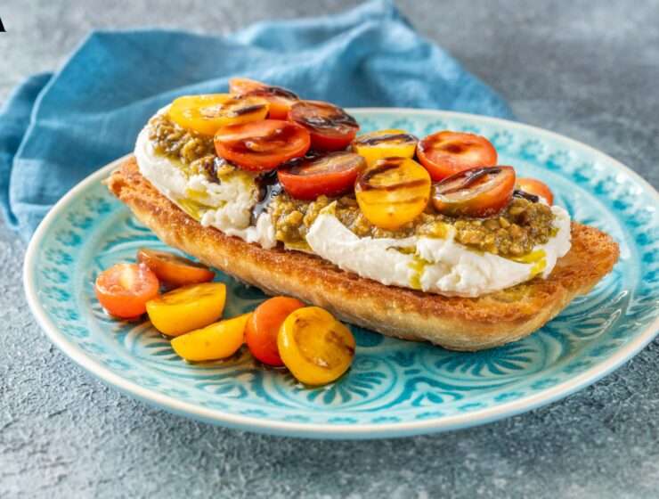 bruschette s burratom i pečenim rajčicama